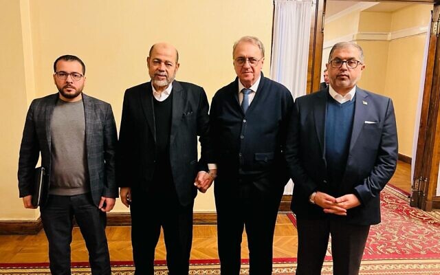 Une délégation du Hamas dirigée par Moussa Abu Marzouk (deuxième à gauche) rencontre le vice-ministre russe des affaires étrangères Mikhail Bogdanov (deuxième à droite) à Moscou le 19 janvier 2024. (Crédit : Hamas) 