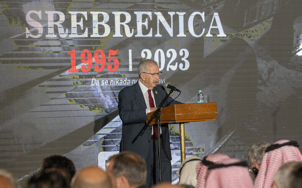 Menachem Rosensaft lors d'un discours prononcé lors d'une commémoration du génocide de Srebrenica au 28e anniversaire de ce dernier, au mois de juillet 2023. (Autorisation)