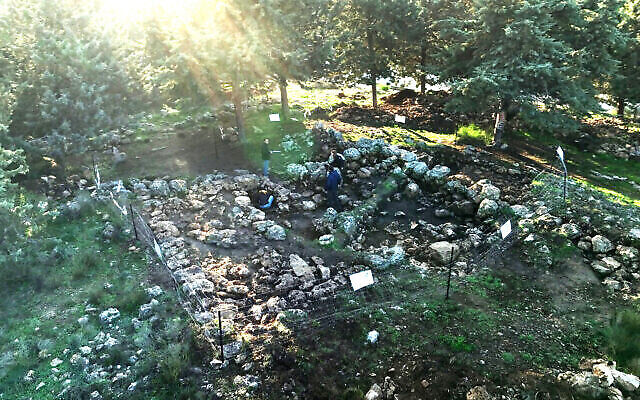 Ruines d'une maison de l'époque du Premier Temple dans les collines de Judée, dans une image publiée le 17 janvier 2024. (Crédit : Emil Aladjem/AIA)