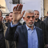 Yahya Sinwar, chef du Hamas dans la bande de Gaza, saluant ses partisans, à Gaza City, le 14 avril 2023. (Crédit : Mohammed Abed/AFP)