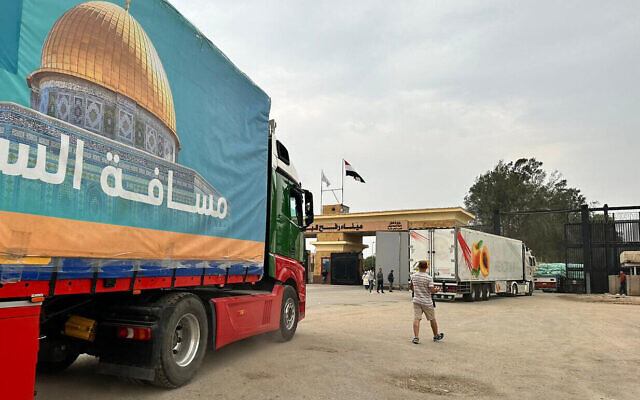 Un camion d'aide du côté égyptien du poste frontière de Rafah attend de passer dans le sud de la bande de Gaza, le 6 décembre 2023. (Crédit : AFP)