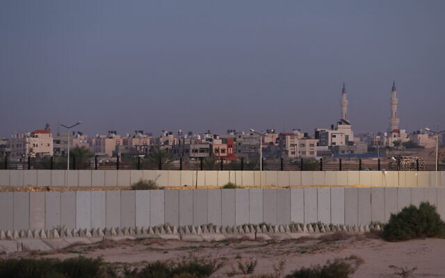 Une vue du mur à la frontière orientale de l'Égypte avec la bande de Gaza, à Rafah, le 11 décembre 2023. (Crédit : Giuseppe Cacace/AFP)