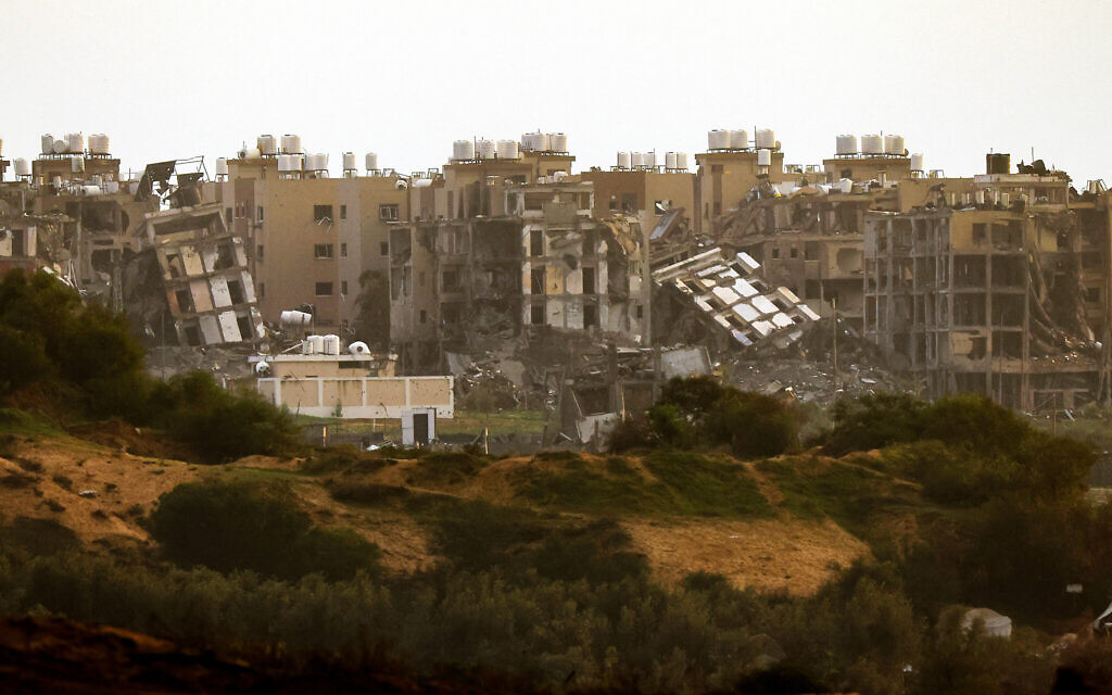 Des bâtiments détruits dans le nord de la bande de Gaza à la suite de bombardements israéliens dans le cadre des combats entre Israël et le Hamas sur une photo prise depuis une position dans le sud d'Israël, à la frontière avec la bande de Gaza, le 2 janvier 2024. (Crédit : Jack Guez/AFP)