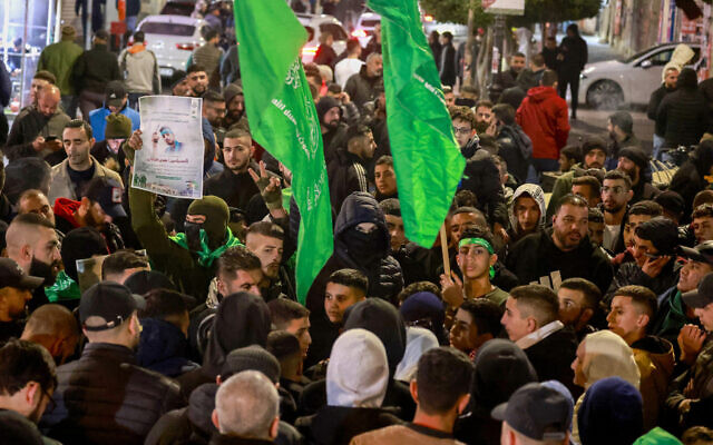 Des partisans palestiniens du Hamas manifestent à Ramallah en Cisjordanie, le 2 janvier 2024, suite à une frappe à Beyrouth attribuée à Israël, qui a tué le numero 2 du Hamas, Saleh al-Arouri. (Crédit : Jaafar Ashtiyeh/AFP)