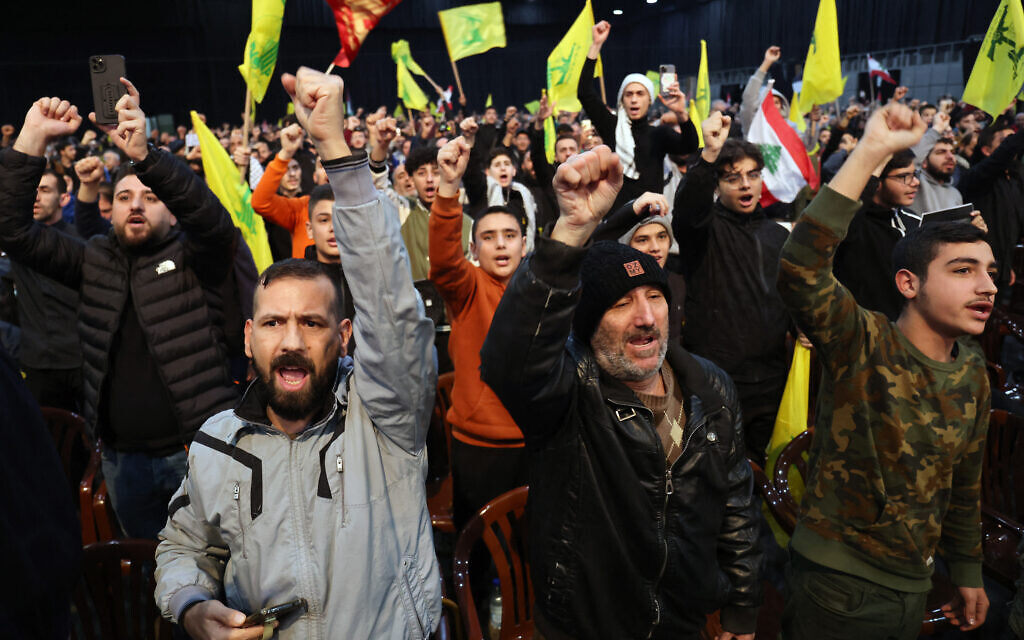 Des partisans du Hezbollah, soutenu par l'Iran, lors du discours du chef du Hezbollah, Hassan Nasrallah, lors d'une cérémonie marquant le quatrième anniversaire de l'assassinat du général Qassem Soleimani, à Beyrouth, le 3 janvier 2024. (Crédit : ANWAR AMRO / AFP)