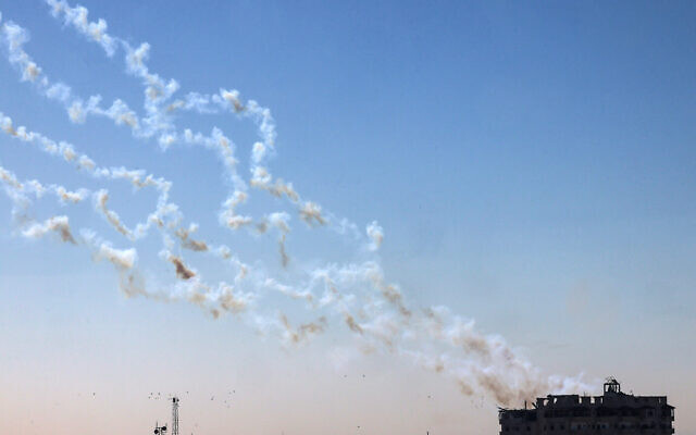 Des roquettes tirées depuis la bande de Gaza vers Israël, le 7 janvier 2024. (Crédit : AFP)