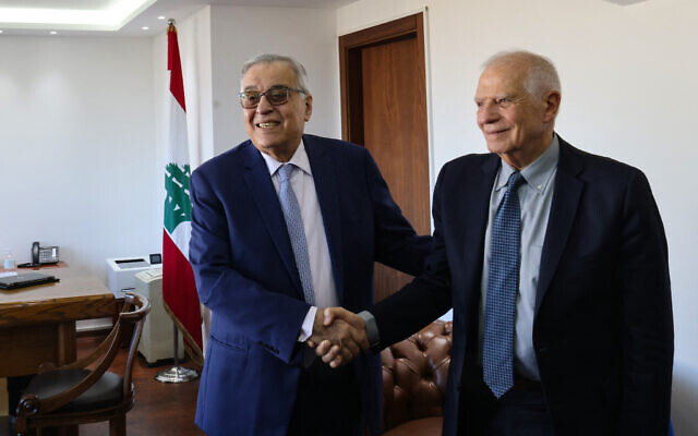 Le ministre des Affaires étrangères du Liban, Abdullah Abu Habib, à gauche, recevant Josep Borrell, haut représentant de l'Union européenne pour les Affaires étrangères et la politique de sécurité, à Beyrouth, le 6 janvier 2024. (Crédit : Anwar Amro/AFP)