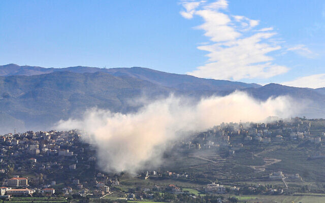 De la fumée s’élevant au-dessus du village de Khiam, à la frontière sud du Liban, après des frappes israéliennes, le 6 janvier 2024. (Crédit : Karim Daher/AFP)