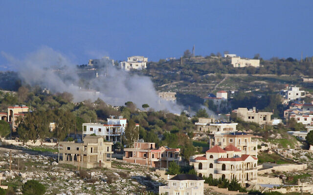 De la fumée s’élevant au-dessus de bâtiments dans la ville frontalière de Blida, au sud du Liban, après un bombardement israélien, le 6 janvier 2024. (Crédit : AFP)