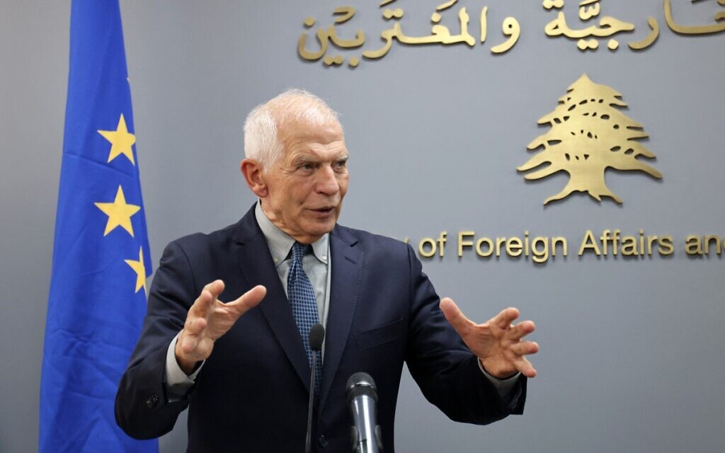 Josep Borrell, haut représentant de l'Union européenne pour les affaires étrangères et la politique de sécurité, lors d'une conférence de presse conjointe avec le ministre libanais des Affaires étrangères à l'issue de leur rencontre à Beyrouth, le 6 janvier 2024. (Crédit : Anwar Amro/AFP)