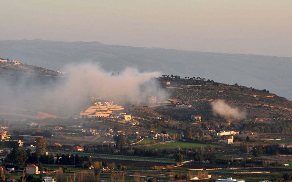 De la fumée s’élevant au-dessus des bâtiments à la périphérie du village frontalier de Khiam, au sud du Liban, suite à des frappes israéliennes, le 7 janvier 2024. (Crédit : Rabih Daher/AFP)