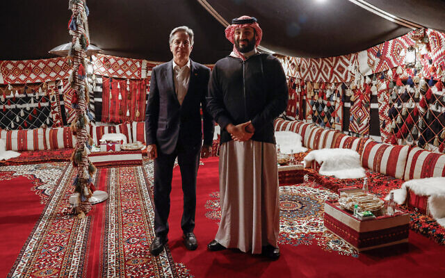 Le secrétaire d'État américain Antony Blinken rencontrant le prince héritier saoudien Mohammed ben Salmane, lors de son voyage d'une semaine visant à apaiser les tensions à travers le Moyen-Orient, à al-Ula, dans le nord-ouest de l'Arabie saoudite, le 8 janvier 2024. (Crédit : Evelyn Hockstein/POOL/AFP)