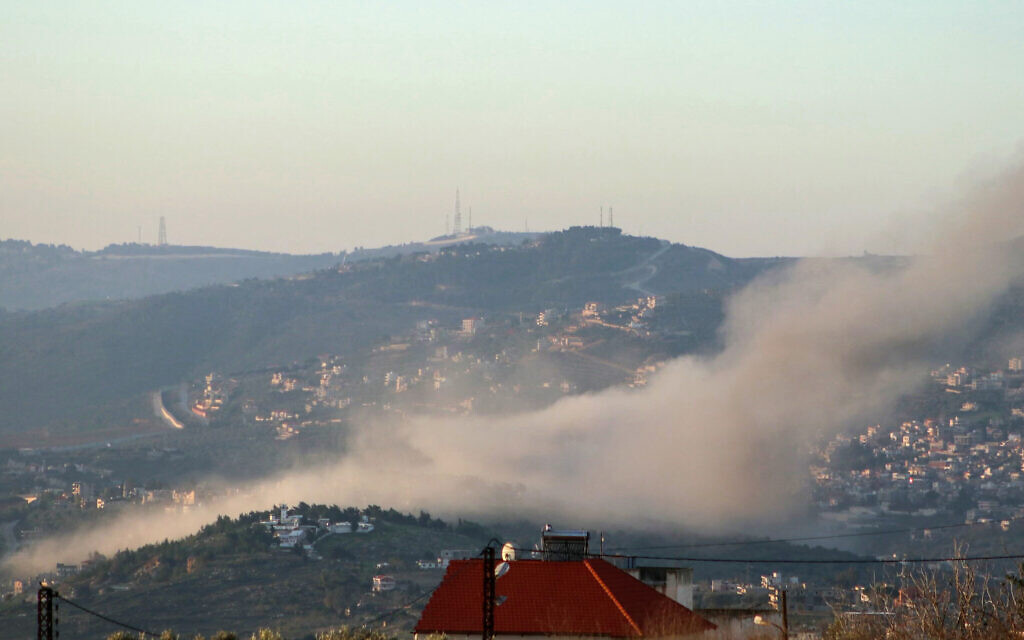 Des volutes de fumée se dégageant après une frappe aérienne israélienne sur le village de Kfar Kila, au sud du Liban, près de la frontière avec Israël, le 9 janvier 2024. (Crédit : Rabih Daher/AFP)