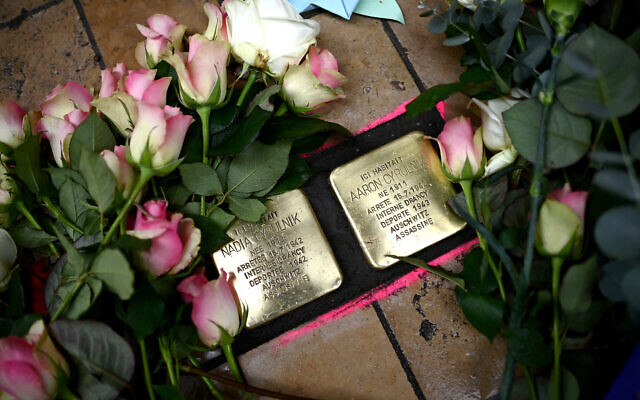 Les deux pavés de la mémoire installés lors d'une cérémonie en hommage aux parents du neuropsychiatre français Boris Cyrulnik, Aaron et Nadia Cyrulnik, déportés en 1942 et 1943 au camp de concentration d'Auschwitz, devant leur dernière demeure, à Bordeaux, le 10 janvier 2024. (Crédit : Christophe ARCHAMBAULT / AFP)