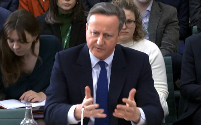 Le ministre britannique des Affaires étrangères David Cameron témoignant devant une commission des Affaires étrangères de la Chambre des communes, à Londres, le 9 janvier 2024. (Crédit : PRU/AFP)