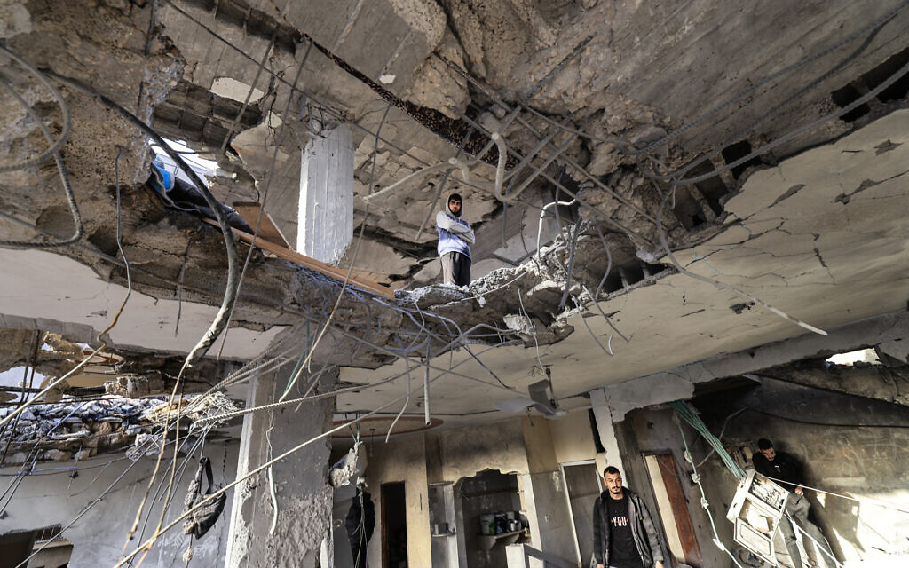 Des hommes vérifiant la maison d'Ayman Nofal, ou "Abu Ahmad", membre du conseil armé général du Hamas et chef du Commandement central dans les Brigades Al-Qassam, après que lui et les membres de sa famille ont été tués la veille dans une frappe israélienne, à Rafah, dans le sud de la bande de Gaza, le 10 janvier 2024. (Crédit : AFP)