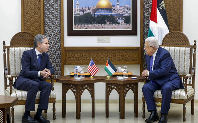 Le secrétaire d'Etat américain Antony Blinken rencontrant le président de l'Autorité palestinienne Mahmoud Abbas à Ramallah en Cisjordanie le 10 janvier 2024. (Crédit : Evelyn Hockstein/POOL/AFP)