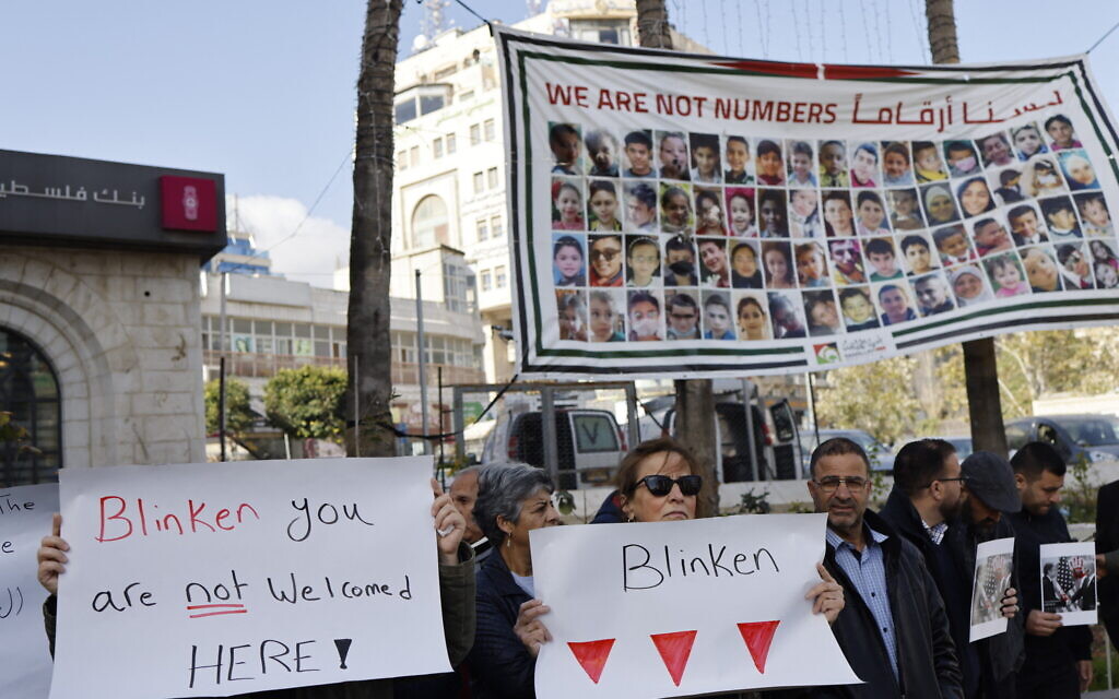 Des Palestiniens protestant lors d'une visite du secrétaire d'État américain Antony Blinken, à Ramallah, en Cisjordanie, le 10 janvier 2024. (Crédit : Marco Longari /AFP)