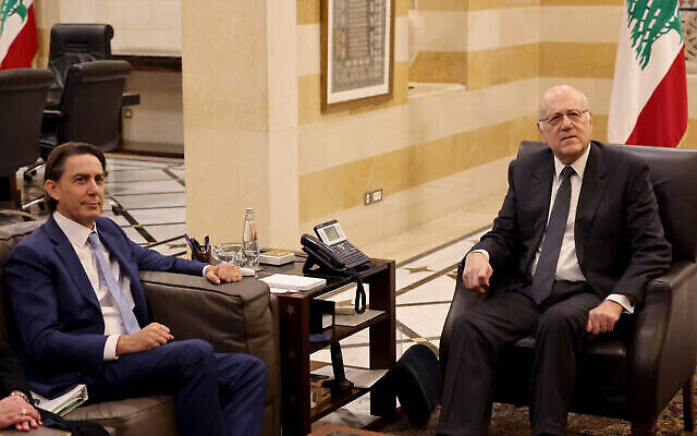L'envoyé spécial américain Amos Hochstein (à gauche) rencontre le Premier ministre libanais par intérim Najib Mikati à Beyrouth, le 11 janvier 2024 (Crédit : JOSEPH EID / AFP)