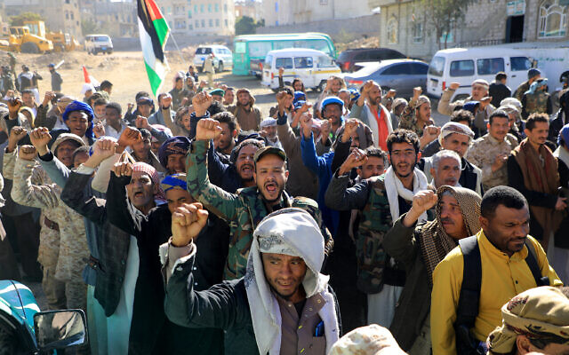 Des manifestants yéménites participant à une marche de solidarité avec le peuple palestinien à Sanaa, capitale du Yemen contrôlée par les Houthis, le 11 janvier 2024. (Crédit : Mohammed Huwaïs/AFP)