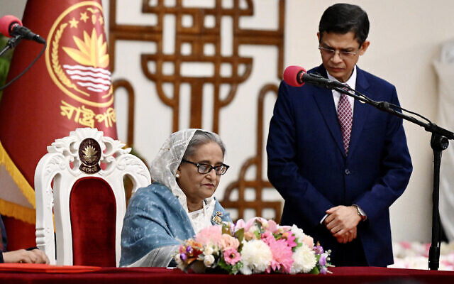 La Première ministre du Bangladesh Bangladesh Sheikh Hasina signe des documents après avoir été investie pour un cinquième mandat au palais présidentiel de Dhaka, le 11 janvier 2014. (Crédit : Munir Uz Zaman/AFP)