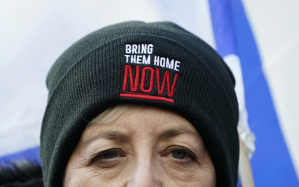 Des militants protestant pour la libération des otages israéliens lors du rassemblement "Bring Them Home Now" après près de 100 jours de captivité, à New York, le 12 janvier 2024. (Crédit : Timothy A. Clary/AFP)