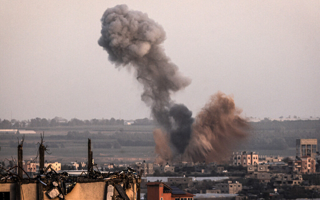 De la fumée s’élevant au-dessus des bâtiments de Rafah, dans le sud de la bande de Gaza, lors d'un bombardement israélien, le 13 janvier 2024. (Crédit : AFP)
