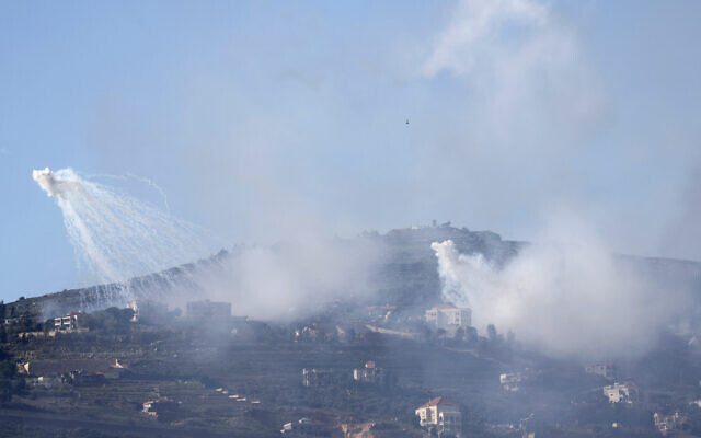 De la fumée s'élevant au-dessus du village libanais d'Adayseh lors d'un bombardement israélien, sur une photo prise depuis une position israélienne le long de la frontière avec le sud du Liban, le 14 janvier 2024. (Crédit : Jalaa Marey/AFP)