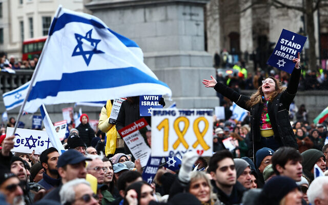 Des manifestants pro-israéliens brandissant des drapeaux se rassemblent pour une manifestation à Trafalgar Square, dans le centre de Londres, le 14 janvier 2024, afin de manifester leur soutien aux familles endeuillées, aux familles des otages, aux soldats et au peuple d'Israël. (Crédit : HENRY NICHOLLS / AFP)