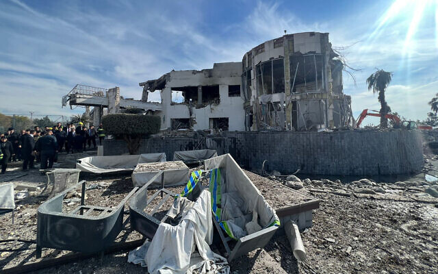 Cette photo prise le 16 janvier 2024 par la chaîne d'information Kurdistan 24 montre un bâtiment endommagé sur un site touché par une attaque de missiles lancée par le Corps des gardiens de la révolution islamique d'Iran (IRGC), à Erbil, la capitale de la région kurde autonome du nord de l'Irak. (Crédit : Kurdistan24/AFP)
