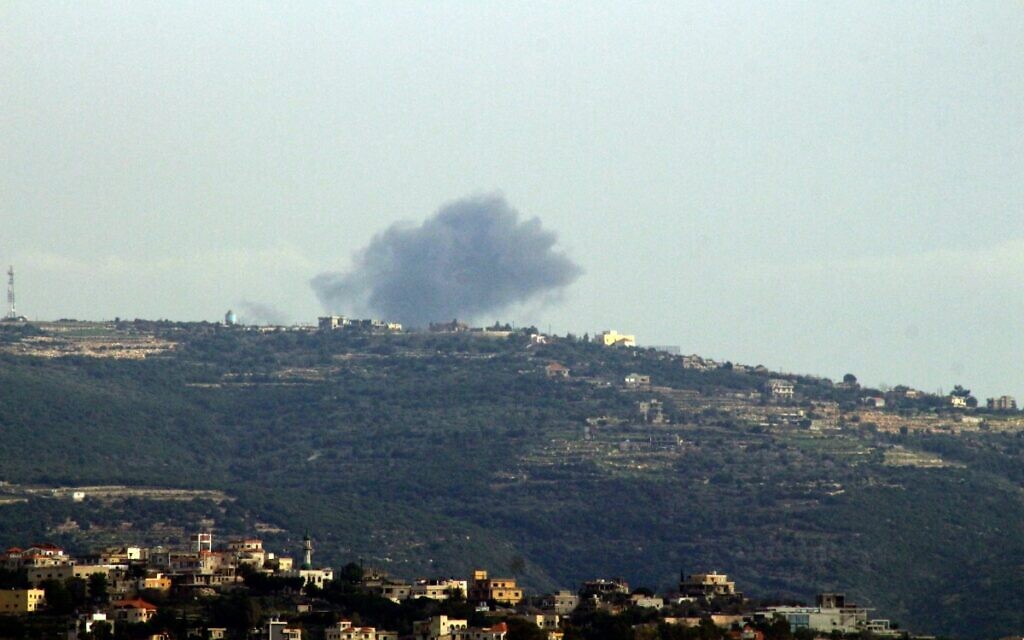 De la fumée s'élève du site d'une frappe israélienne qui a pris pour cible les faubourgs du village libanais de Ramia, le 17 janvier 2024. (Crédit :KAWNAT HAJU / AFP)