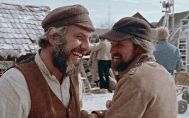 Le réalisateur Norman Jewison, à droite, et sa star Topol sur le plateau de la version cinématographique du "Violon sur le toit". (Crédit : Zeitgeist Films in association with Kino Lorber via JTA)