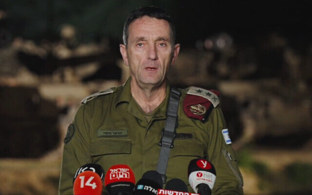 Le chef d'état-major de l'armée israélienne, le lieutenant-général Herzi Halevi, s'adressant à la presse, le 13 janvier 2024. (Crédit : Capture d'écran de l'armée israélienne)
