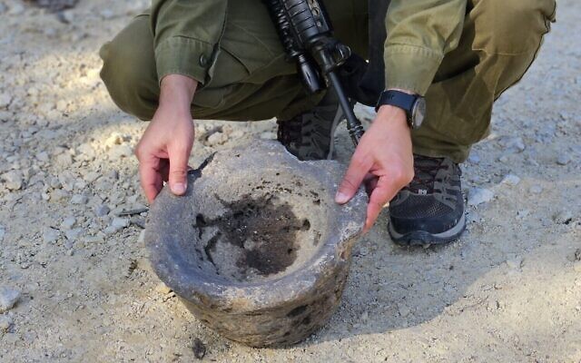 Un mortier servant à broyer des céréales découvert dans une zone de transit à proximité de Gaza, une photo diffusée le 7 janvier 2024. (Crédit : Sarah Tal/IAA)