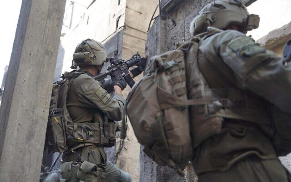 Les soldats israéliens en opération dans la bande de Gaza, une photo diffusée le 22 janvier 2024. (Crédit : Armée israélienne)