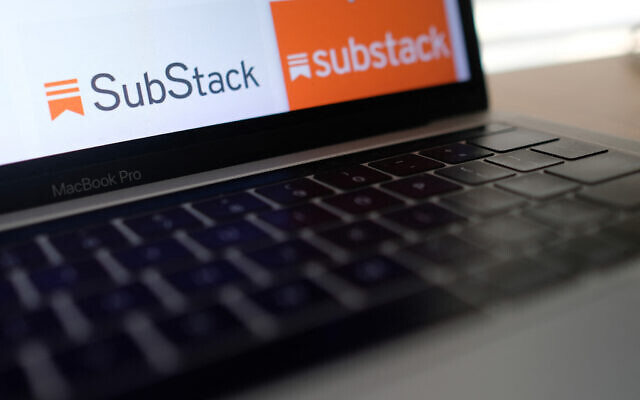 Photo d'illustration : Le logo de Substack, la plus grande plateforme de lettres d'information dans le monde, sur un écran d'ordinateur à Los Angeles, le 23 avril 2021. (Crédit : Chris Delmas/AFP)