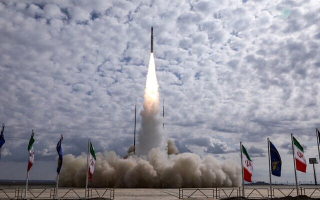 Illustration : Le lancement du lanceur de satellite local Ghaem-100 construit par le Corps des Gardiens de la Révolution islamique, dans un lieu non-dévoilé. (Crédit : Sepah NEWS/AFP)