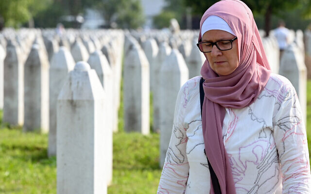 Une femme musulmane bosniaque et survivante du massacre de Srebrenica en 1995 dans le cimetière commémoratif du village de Potocari, près de la ville de Srebrenica, dans l'est de la Bosnie, le 11 juillet 2023. (Crédit : ELVIS BARUKCIC / AFP)