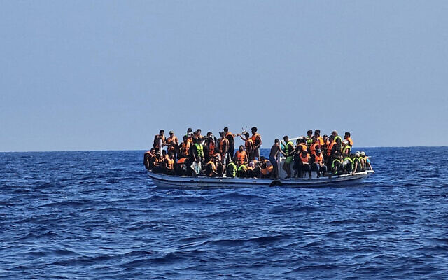 Un bateau de migrants dans les eaux méditerranéennes à l'est du cap Greco, dans le sud-est de Chypre, avant une opération de sauvetage, sur une photo du Centre conjoint de coordination des opérations de sauvetage du gouvernement chypriote, le 20 août 2023. (Crédit : Centre conjoint de coordination des opérations de sauvetage / AFP)