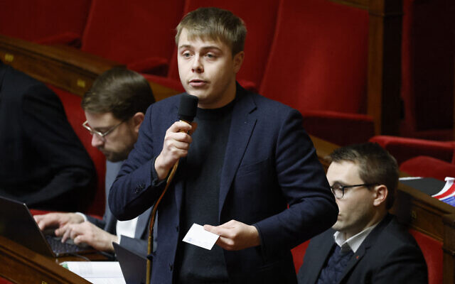 Louis Boyard, député La France insoumise, à l’Assemblée nationale, à Paris, le 7 décembre 2023. (Crédit : Ludovic MARIN / AFP)