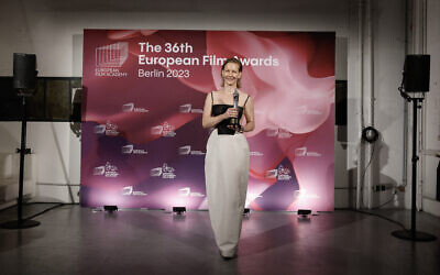 L'actrice allemande Sandra Hueller pose avec son trophée d'"actrice européenne" pour son rôle dans "L'Anatomie d'une chute" lors de la 36e cérémonie des European Film Awards à Berlin, le 9 décembre 2023. (Crédit : par Odd ANDERSEN / AFP)