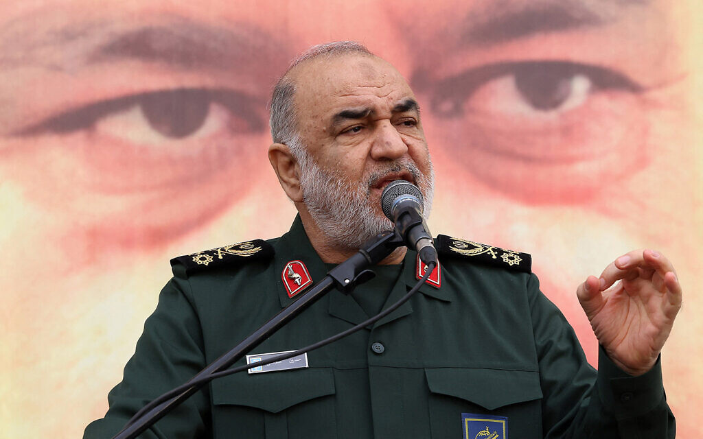 Le chef du Corps des gardiens de la révolution islamique (CGRI) Hossein Salami lors des funérailles de Razi Mousavi, commandant des forces al-Quds  qui a été tué dans une frappe israélienne présumée en Syrie, à Téhéran, le 28 décembre 2023. (Crédit : Atta Kenare / AFP)