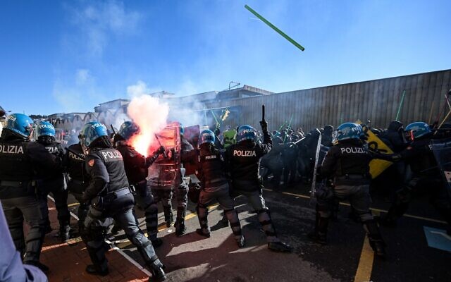 Des manifestants se heurtant à la police anti-émeute lors d'un rassemblement contre la présence d'un pavillon israélien à Vicenzaoro, le plus grand salon européen de l'industrie de l'or et de la bijouterie, à Vicence, au nord-est de l'Italie, le 20 janvier 2024. (Crédit : Piero Cruciatti/AFP)