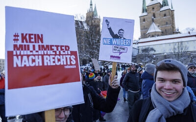 Des personnes participant à une manifestation contre le racisme et les politiques d'extrême-droite à Erfurt, dans l'est de l'Allemagne, le 20 janvier 2024. (Crédit : Jens Schlueter/AFP)