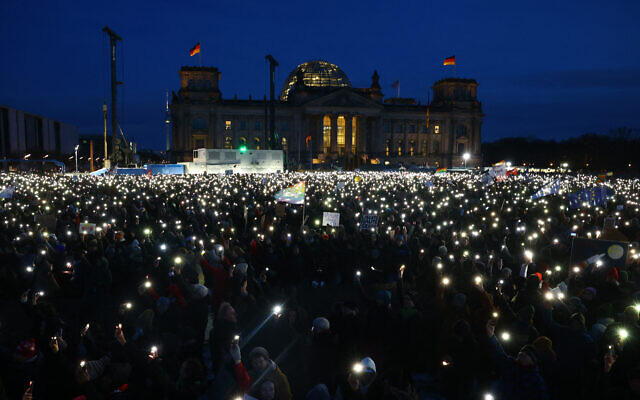 Des milliers de participants à un rassemblement contre l'AfD à Berlin, le 21 janvier 2024. (Crédit : CHRISTIAN MANG / AFP)