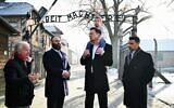 Elon Musk, PDG de X, Tesla et SpaceX, avec son fils, accompagnés du rabbin Menachem Margolin, président de l'EJA, du survivant de la Shaoh Gidon Lev, et du commentateur politique conservateur, écrivain et avocat Ben Shapiro, au mémorial et musée d'Auschwitz-Birkenau, ancien camp de concentration et d'extermination nazi allemand, le 22 janvier 2024. (Crédit : Yoav DUDKEVITCH / Association juive européenne / AFP)