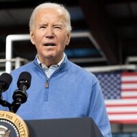 Le président américain Joe Biden s'exprimant à la brasserie Earth Rider à Superior, dans le Wisconsin, le 25 janvier 2024. (Crédit : Saul Loeb/AFP)