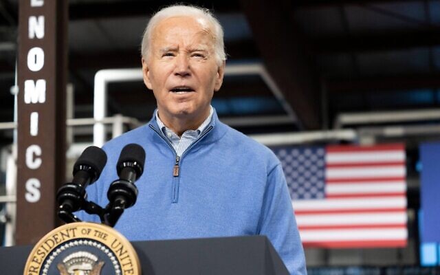 Le président américain Joe Biden s'exprimant à la brasserie Earth Rider à Superior, dans le Wisconsin, le 25 janvier 2024. (Crédit : Saul Loeb/AFP)