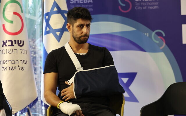 L'artiste israélien Idan Amedi lors d’une conférence de presse à l’hôpital Sheba à Ramat Gan, le 25 janvier 2024. (Crédit : GIL COHEN-MAGEN / AFP)