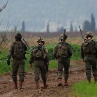 Des soldats israéliens patrouillant une zone près du kibboutz Kfar Blum, près de la frontière avec le Liban, après que le Hezbollah a déclaré avoir mené une attaque aérienne avec deux drones contre un site du système de défense aérienne israélien dans la région frontalière, le 25 janvier 2024. (Crédit : Jalaa Marey/AFP)